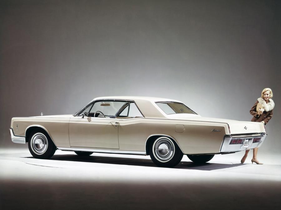  Lincoln Continental Hardtop Coupe 1966 года  (фото 2 из 13)